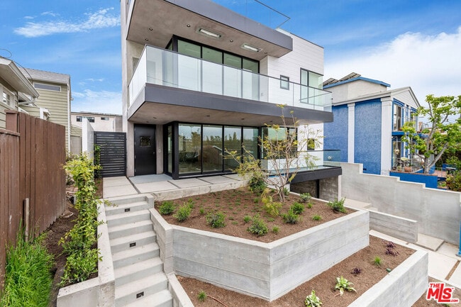 Building Photo - 2714 Highland Ave Unit B