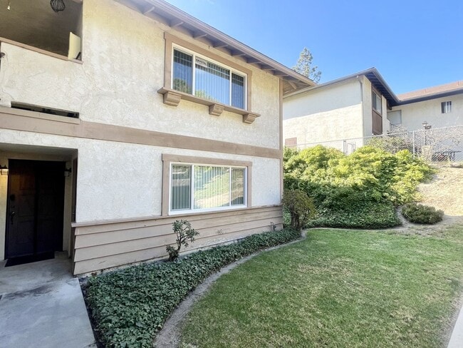 Building Photo - Fully Remodeled Fire Mtn. Townhome w/ Garage!