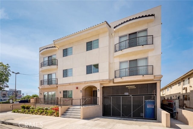 Building Photo - 14526 Hartland St Unit 106