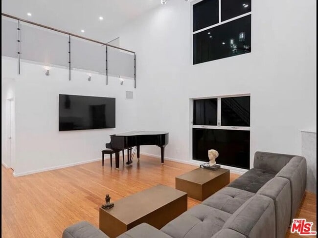 Photo - 7062 Hawthorn Ave Unit A2