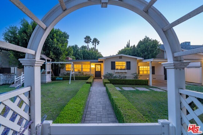 Photo - 5525 Matilija Ave