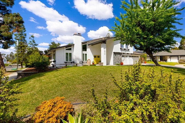 Building Photo - Charming Corner Lot Home on Oversized 10,000 Sq Ft Lot