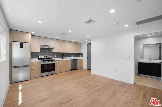 Photo - 1530 S Hayworth Ave Unit 101