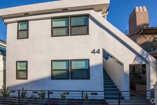 Building Photo - Beautiful Studio Apartment in Belmont Shor... Unit 52-02