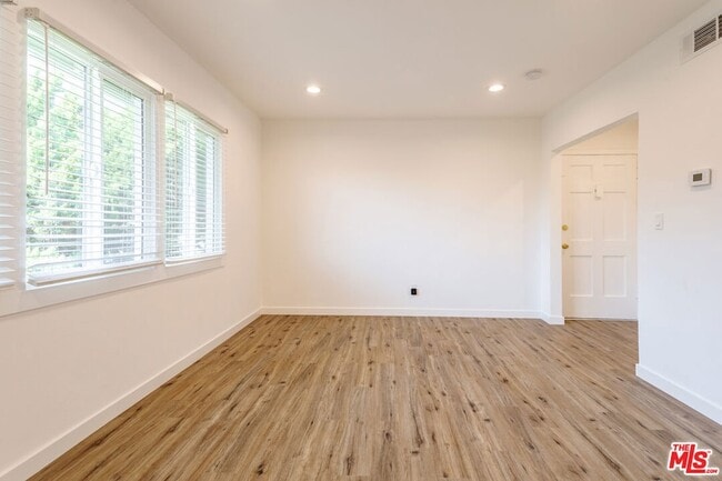 Photo - 1812 W Glenoaks Blvd