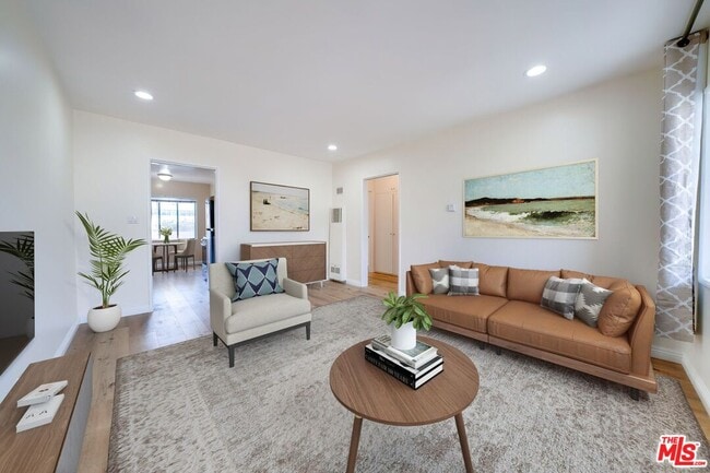 Building Photo - 1247 22nd St Unit 5