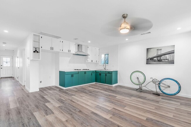 Building Photo - Beautiful newly remodeled modern 2 Bed + 2... Rental