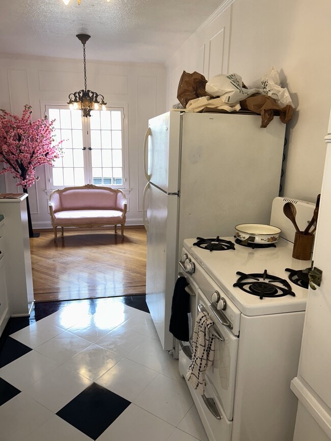 Photo - 339 N Sycamore Ave