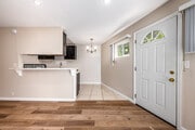 2BR, 2BA - 900SF - Dining Room - 2841 Montrose Ave