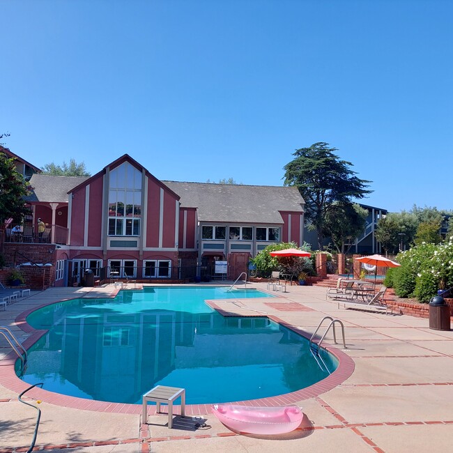 Building Photo - 6605 Green Valley Cir Unit 207