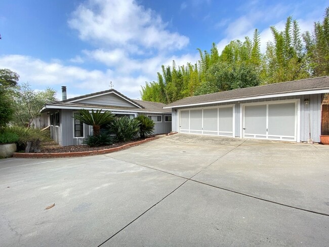 Beautiful 3-bedroom, 2.5-bath country-styl... - Beautiful 3-bedroom, 2.5-bath country-styl... House