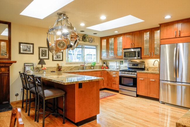 Building Photo - Furnished Single Story Home West of the Freeway