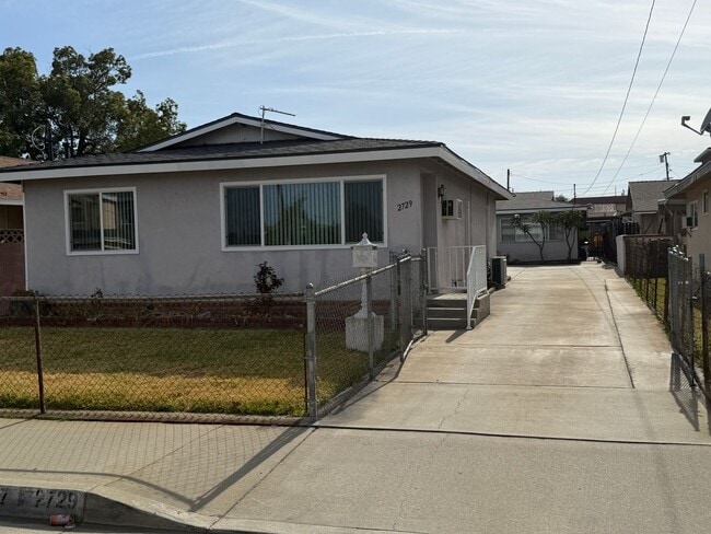 Building Photo - Charming 3 Bed / 1 Bath single story duplex located in a desirable neighborhood