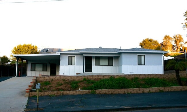 Building Photo - 3Br 2ba with Family room, Room for RV, Boat!