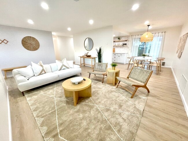 Open floor plan - 7084 Hillview Rd House
