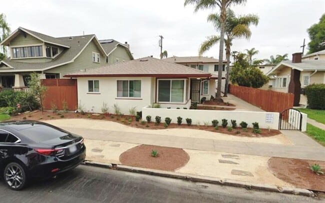 Building Photo - 2 BED 1 BATH Duplex Including 1 Car Garage in KENSINGTON