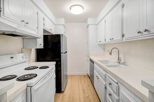 Building Photo - 1306 Armacost Ave