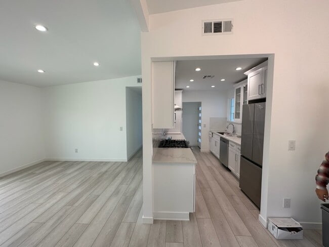 Photo - 11208 Arminta St