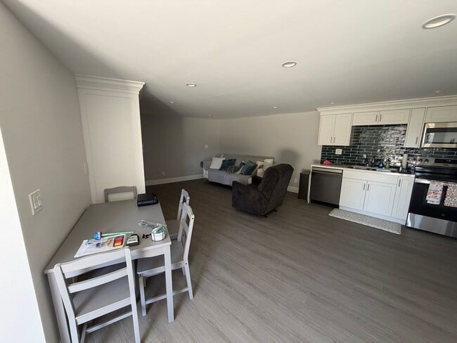 Building Photo - 2 bedroom Unit 3013 Horton Ave. - B
