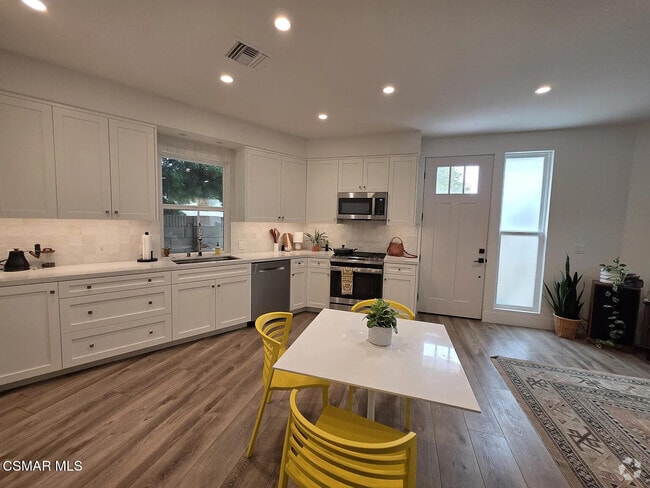 Building Photo - 2796 N Dalenhurst Pl Rental