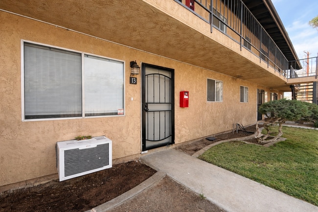 Building Photo - Palmdale Apartment 2 bedroom Unit 13