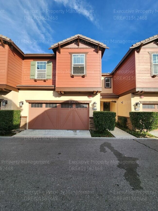 Building Photo - 3 bedroom/ 2.5 bathroom town home located in a secured gated community.