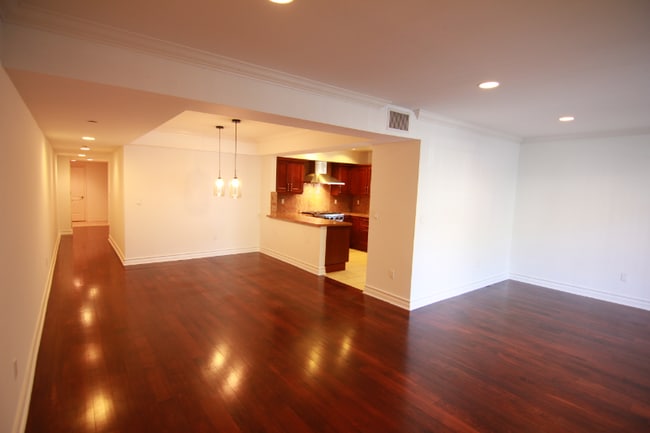 Building Photo - 11911 Mayfield Ave Unit 106