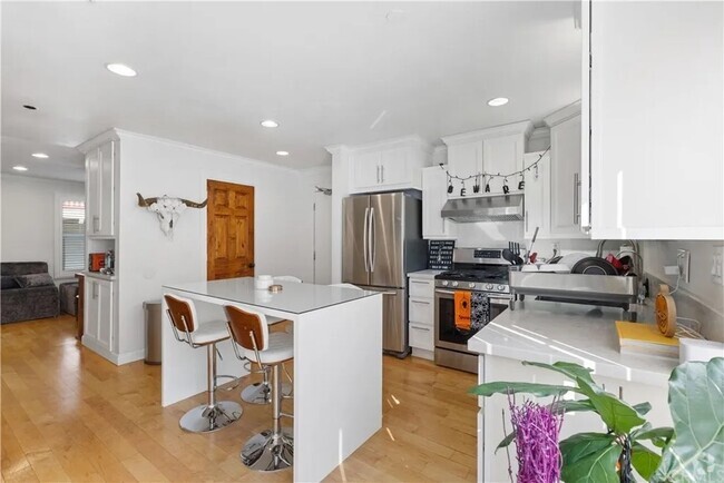Building Photo - 37 E Howard St Rental