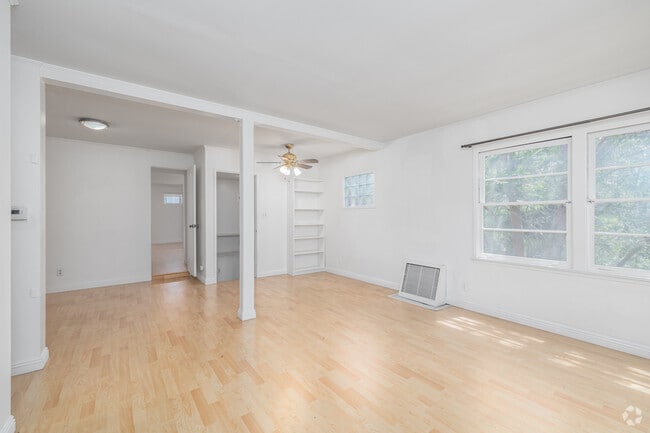 1BR, 1BA - 950SF - Living Room - 925 1/2 Tularosa Dr Unit 9251/2