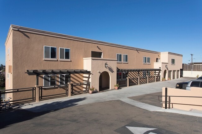 Building Photo - Gorgeous 2 Bed/2 Bath in Point Loma - Views, W/D in Unit 09