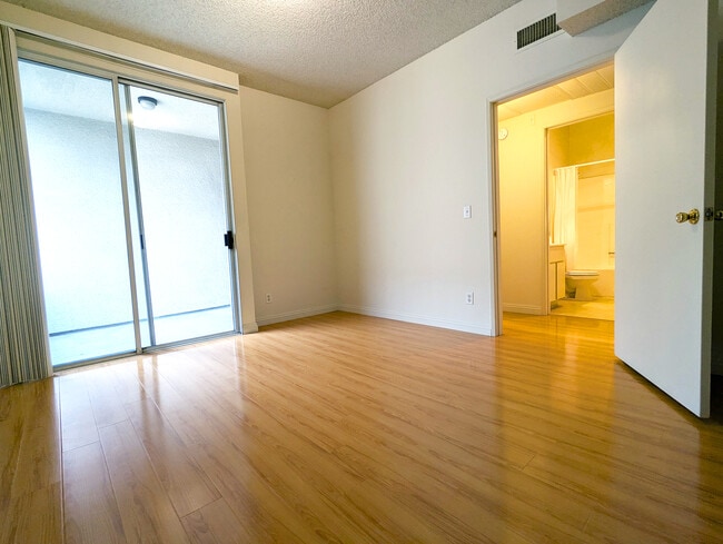 Photo - 553 S St Andrews Pl