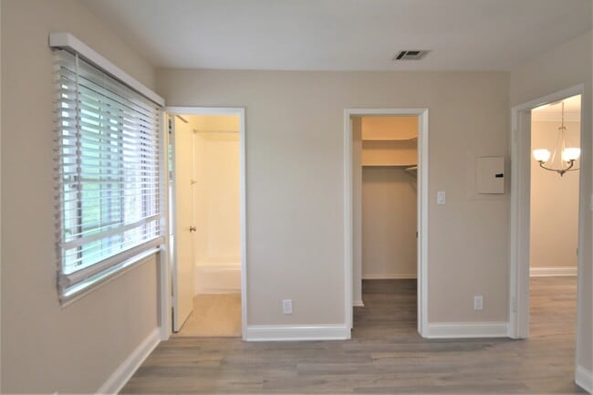 Photo - Dickens Court Apartments