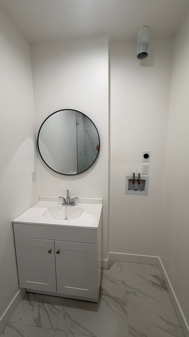 Photo - 907 Herbine St