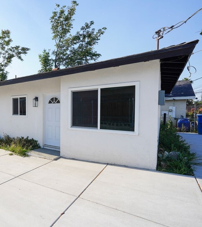 Building Photo - 3447-3449 Dwight Ave Unit 3447 Dwight Avenue