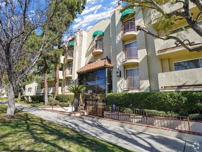 Building Photo - 360 Hollywood Way Rental