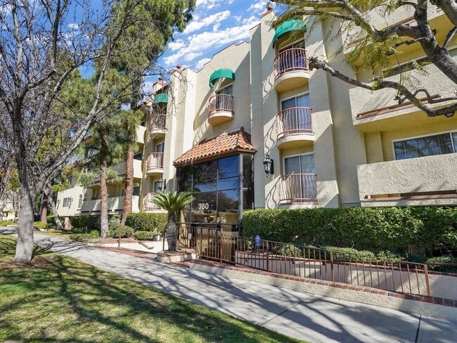 360 Hollywood Way - 360 Hollywood Way Apartments