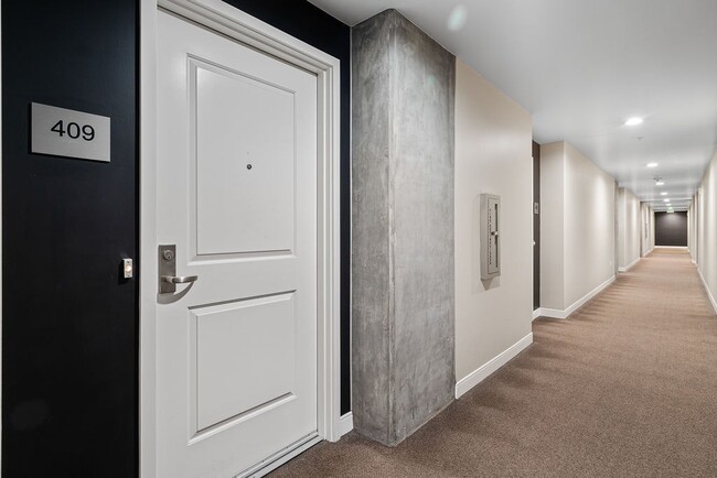 Building Photo - 1080 Park Blvd Unit 409