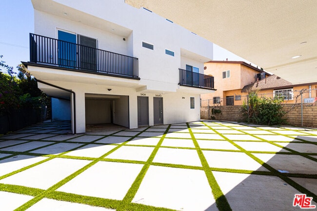 Photo - 5434 Romaine St