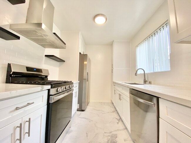 Building Photo - 7010 Lanewood Ave Unit 205 Rental