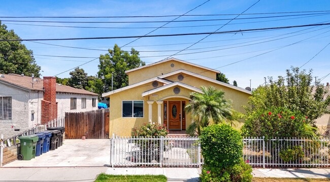Photo - 8400 Grape St House