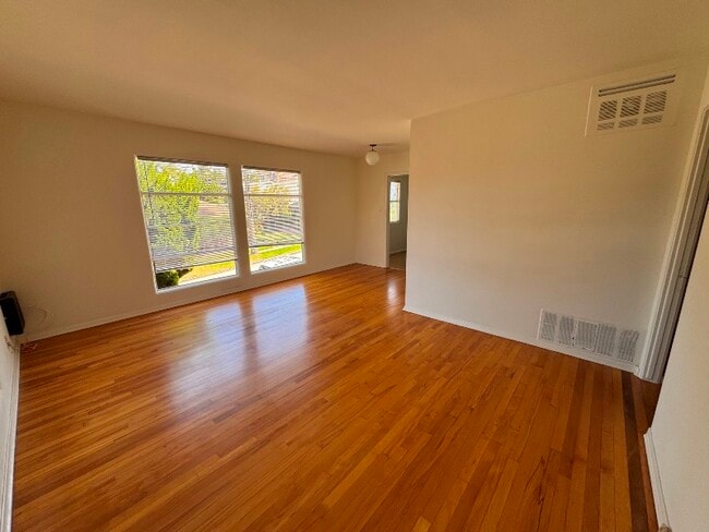 Photo - 620 Longfellow Ave Unit front