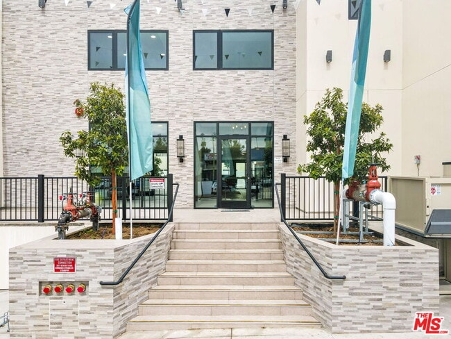 Building Photo - 3977 Beverly Blvd Unit 202