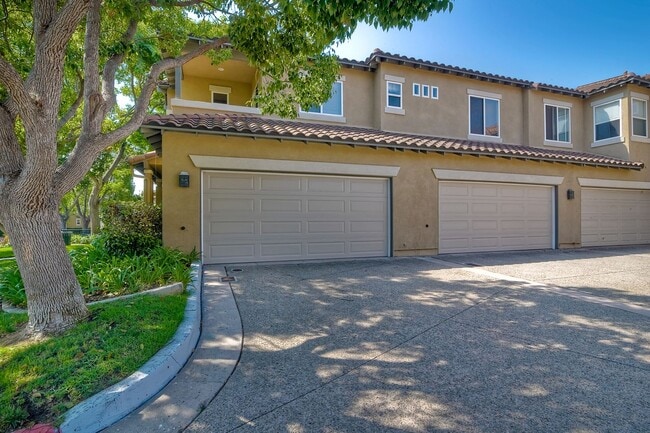 Immaculate Town Home in the Valencia Commu... - Immaculate Town Home in the Valencia Commu...