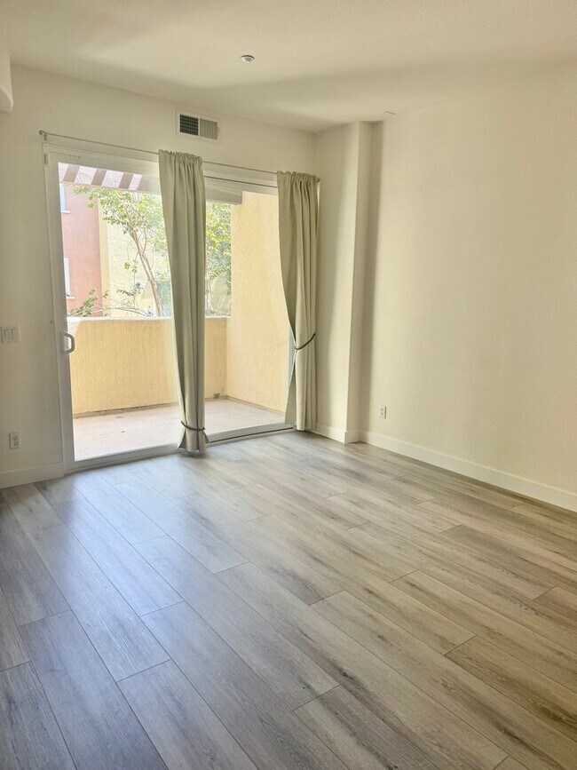 Photo - 2715 Escala Cir