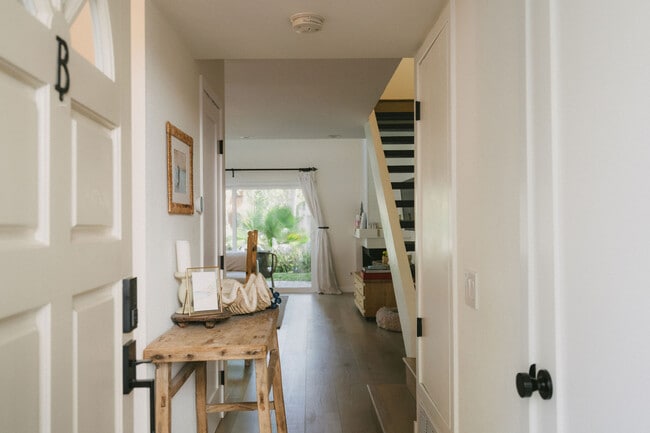 Building Photo - 5716 Skyview Way Unit B