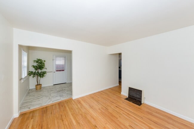 Building Photo - 2232 S Carmelina Ave Unit 2232