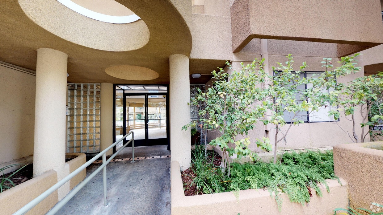 3D Tour - Bixby Knolls