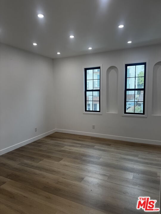 Photo - 1047 Irolo St