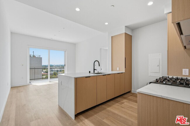 Building Photo - 3555 Overland Ave Unit 302