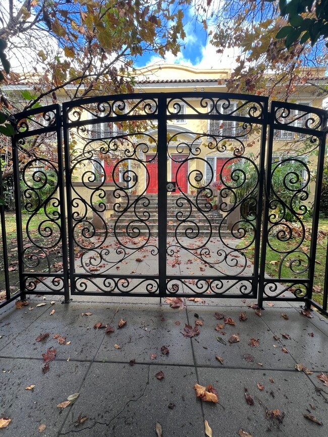 Photo - 502 1/2 N Heliotrope Dr Unit 502.5